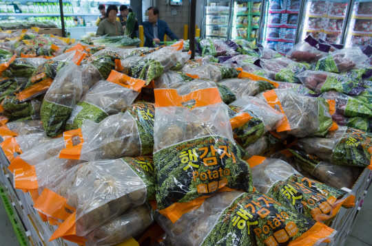 통계청은 2일 4월 소비자물자지수가 전월 대비 0.1%, 전년 동월대비 1.6% 상승했다고 밝혔다. 품목별로는 쌀 30.2%, 감자 76.9%, 고춧가루 43.1% 등이 상승했다. 이날 한 대형마트에 감자가 진열되어 있다.  박동욱기자 fufus@